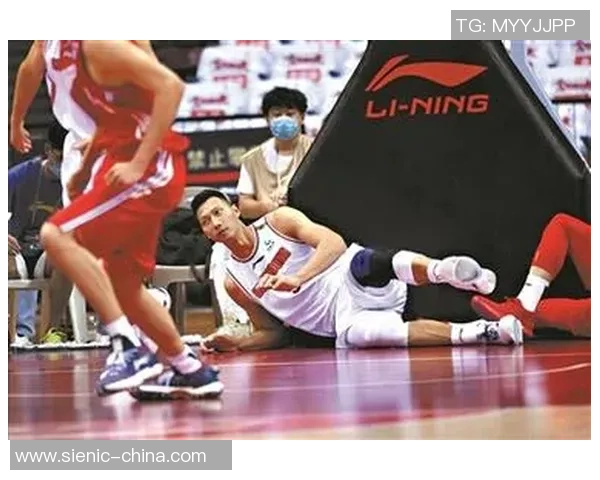 球星在激烈比赛中受伤倒地 医护人员紧急救治全程曝光